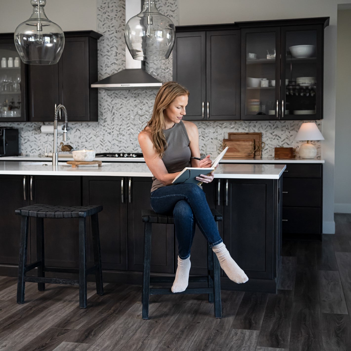 26" Noah Backless Counter Stool In Black Finish & Dark Grey Woven Faux Leather Seat (Set of 4) in Stools by Maven Lane