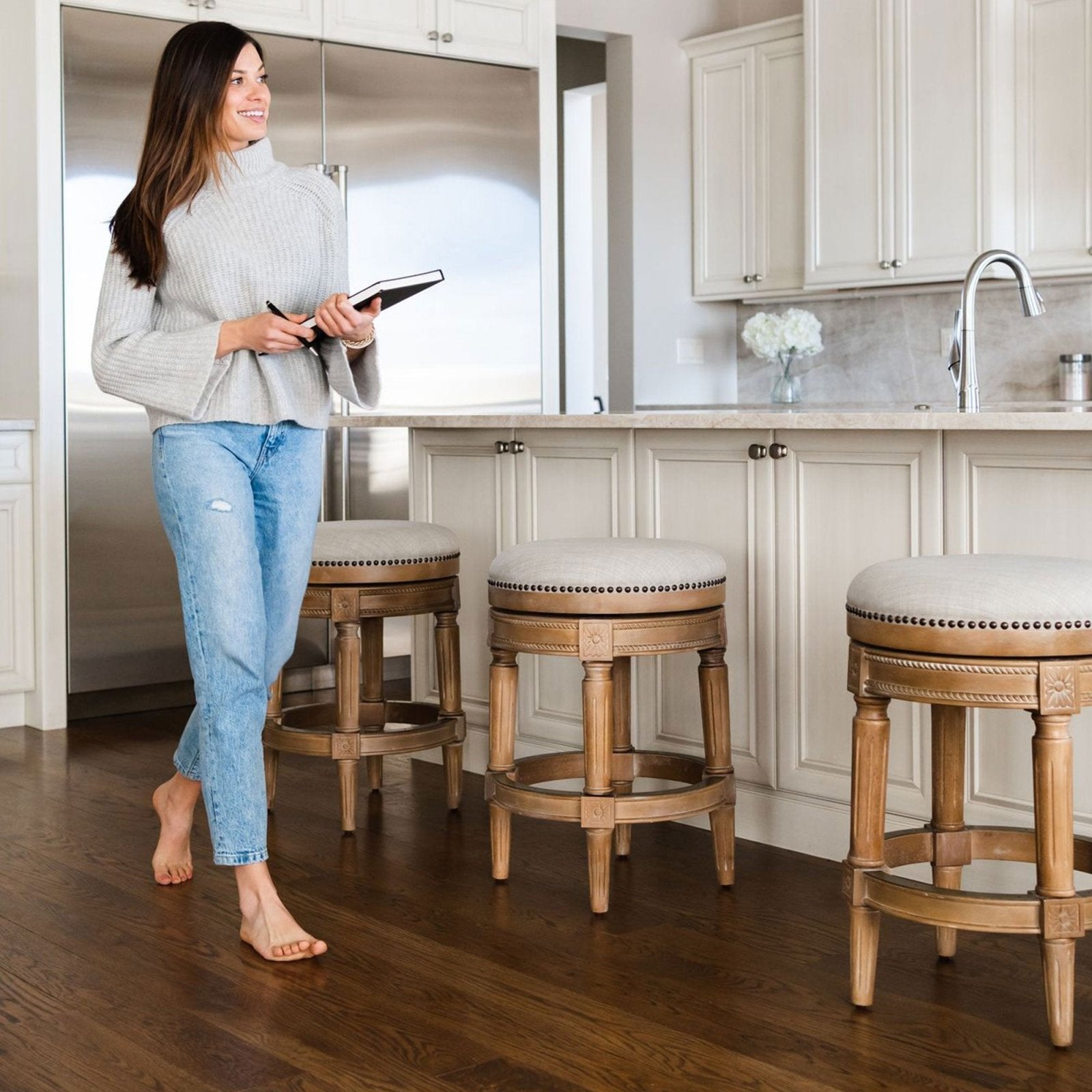 Backless outlet swivel stool